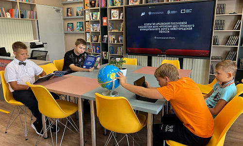 В поселке Арья по нацпроекту открыли первую в 2026 году модельную библиотеку