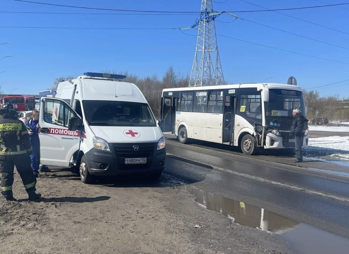 На Автозаводском шоссе Лада выехала на встречку и столкнулась с автобусом