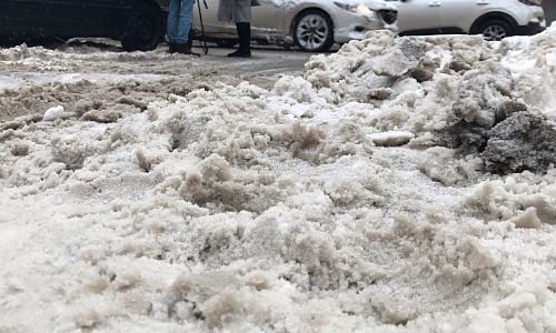 Горожане жалуются на снежную кашу на тротуарах и дорогах Нижнего Новгорода