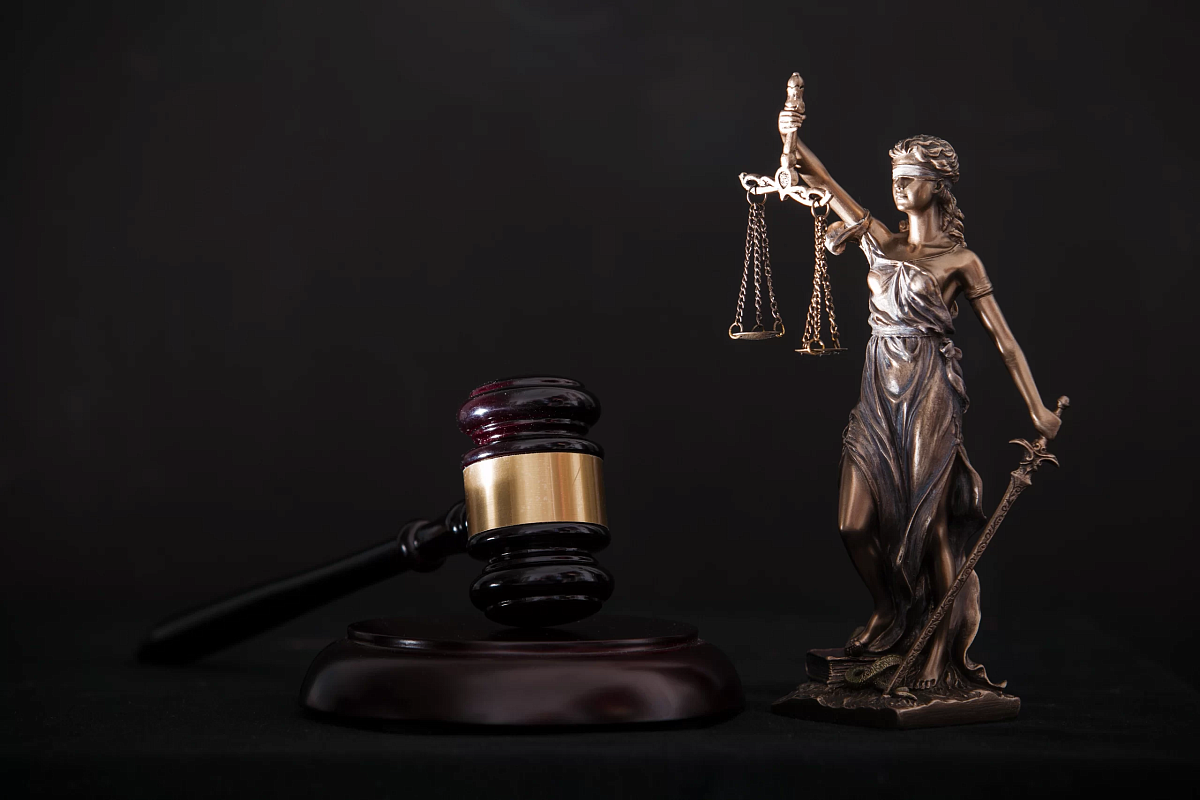 Суд заключил под стражу обвиняемого в краже крупных сумм у бойца СВО