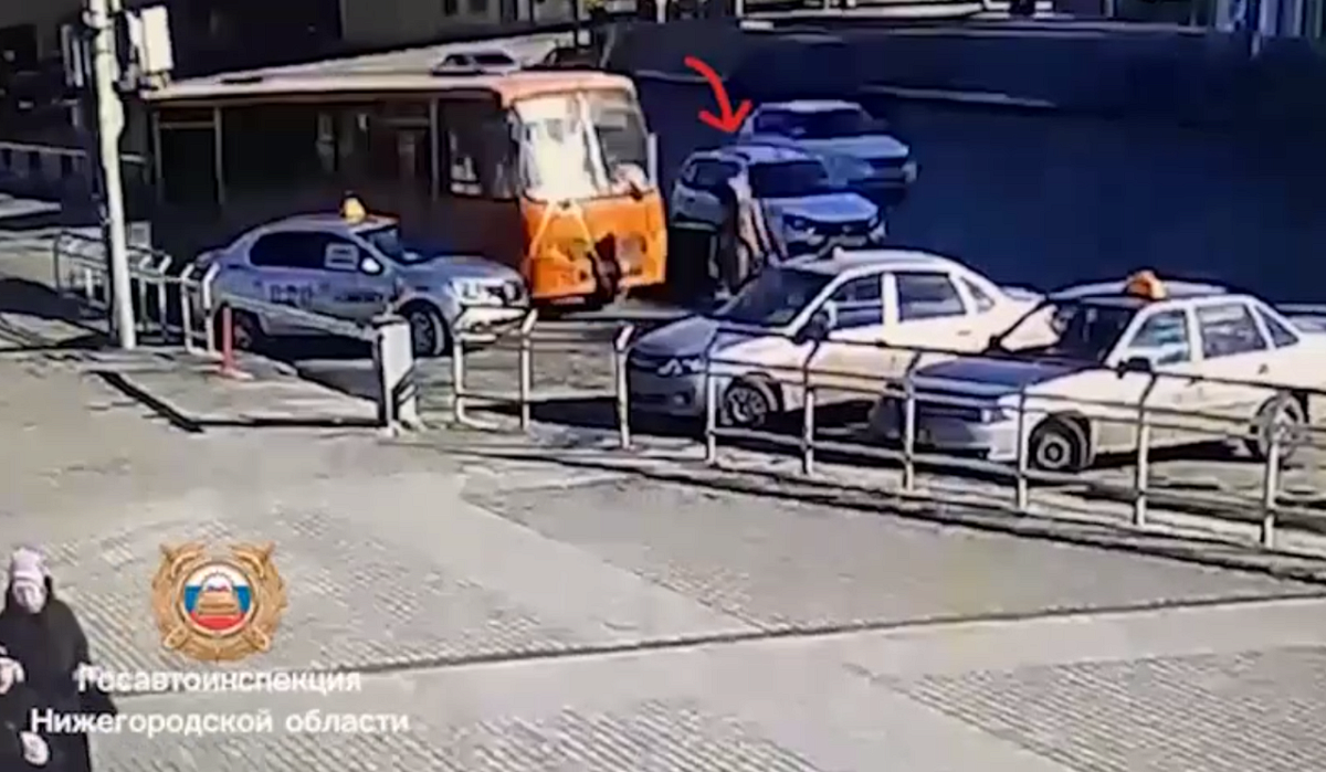 Появились жесткие кадры наезда автобуса на женщину в Нижнем Новгороде