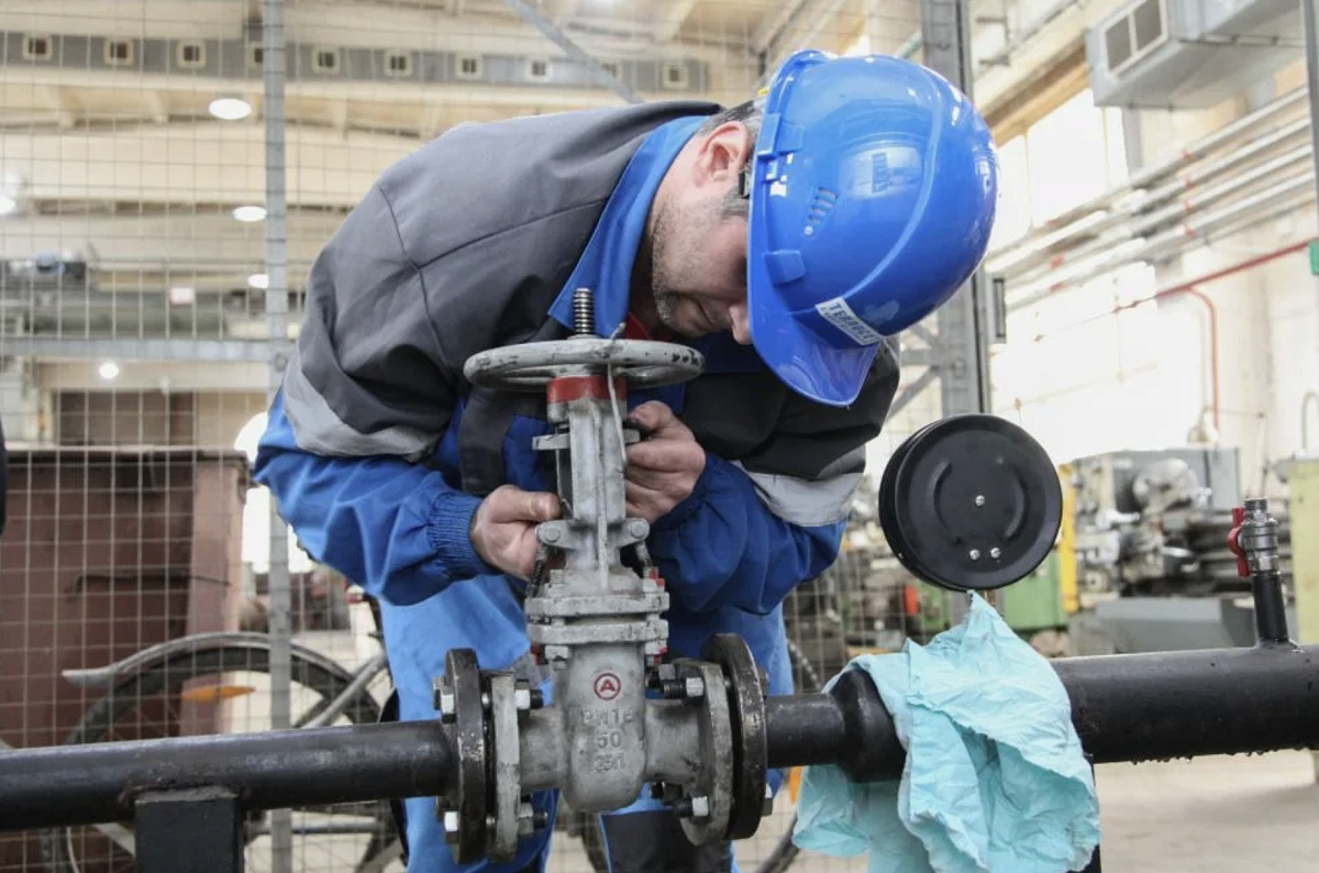 Слесарь «Объединенного коммунального оператора» сломал нос на производстве