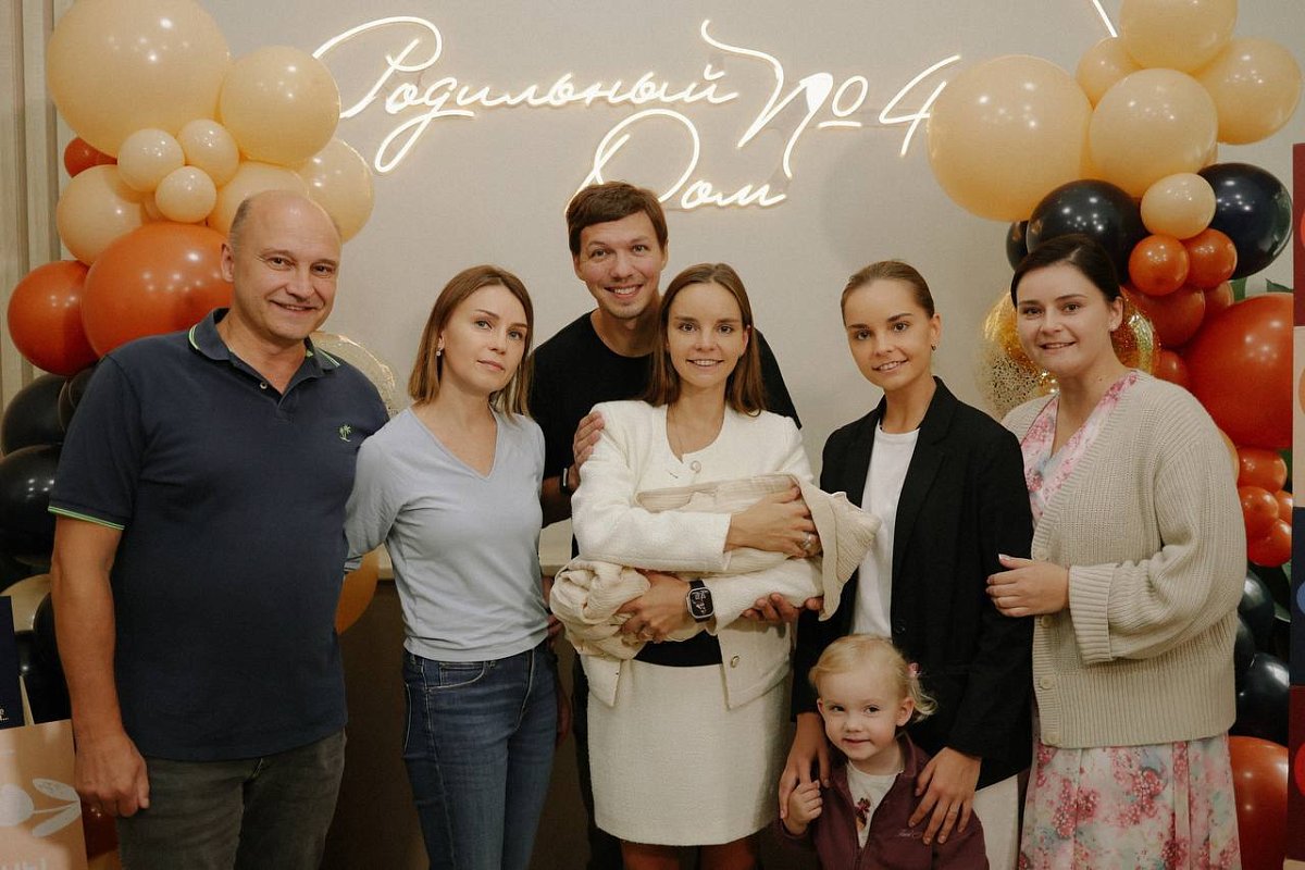 Гимнастка Дина Аверина вернулась в Москву после родов в Нижнем Новгороде