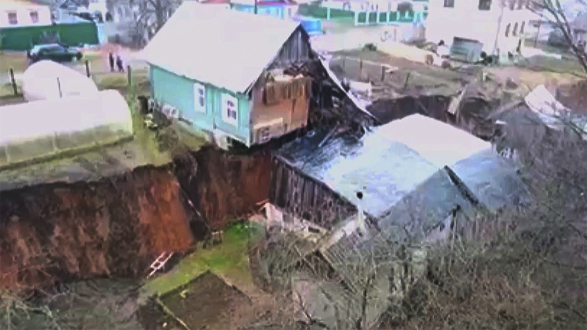 В деревне под Нижним Новгородом снова сползает грунт и разрушаются дома
