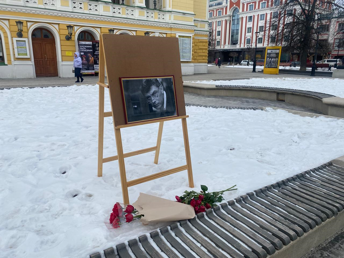 Нижегородцы почтили память Бориса Немцова c помощью стихийного мемориала