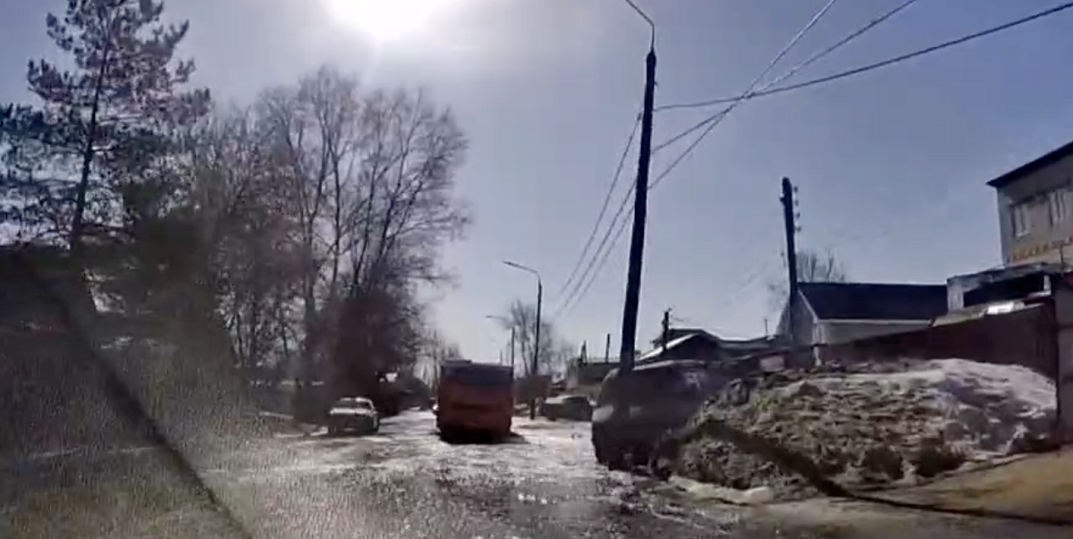 На улице Ухтомского в Нижнем Новгороде затопило подъезд к домам