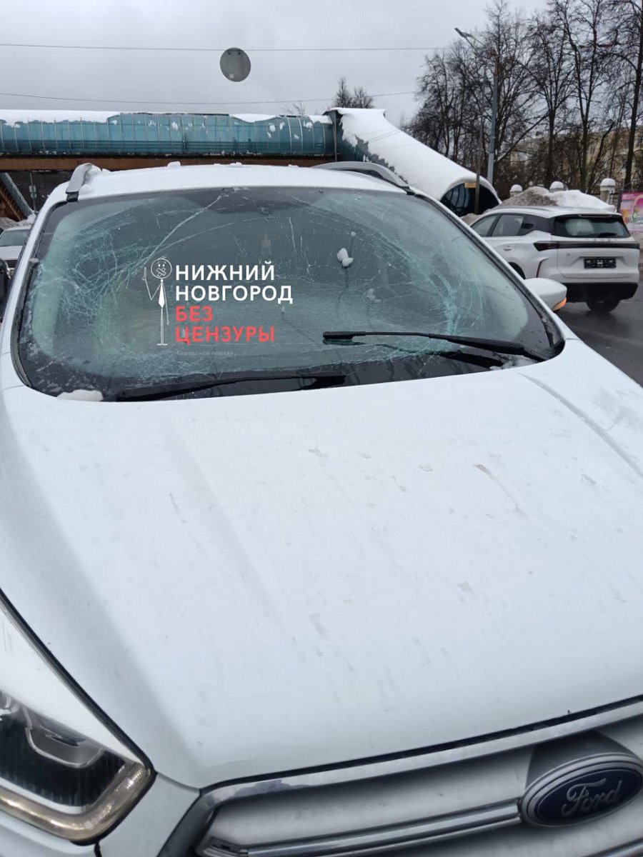 На проспекте Гагарина глыба снега с надземного перехода обрушилась на авто