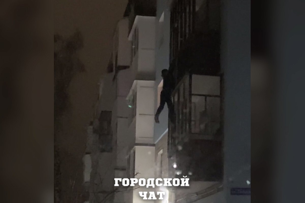 Мужчина оказался в больнице после падения с балкона в Дзержинске