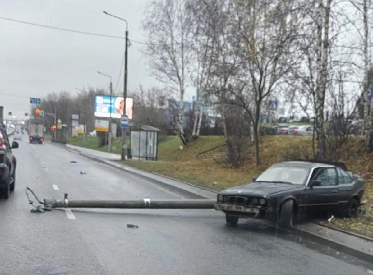 На улице Ларина в Нижнем Новгороде BMW снесла столб и спровоцировала пробку