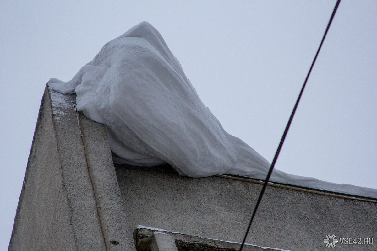 В Нижнем Новгороде возбудили дело после падения льда с крыши на ребёнка