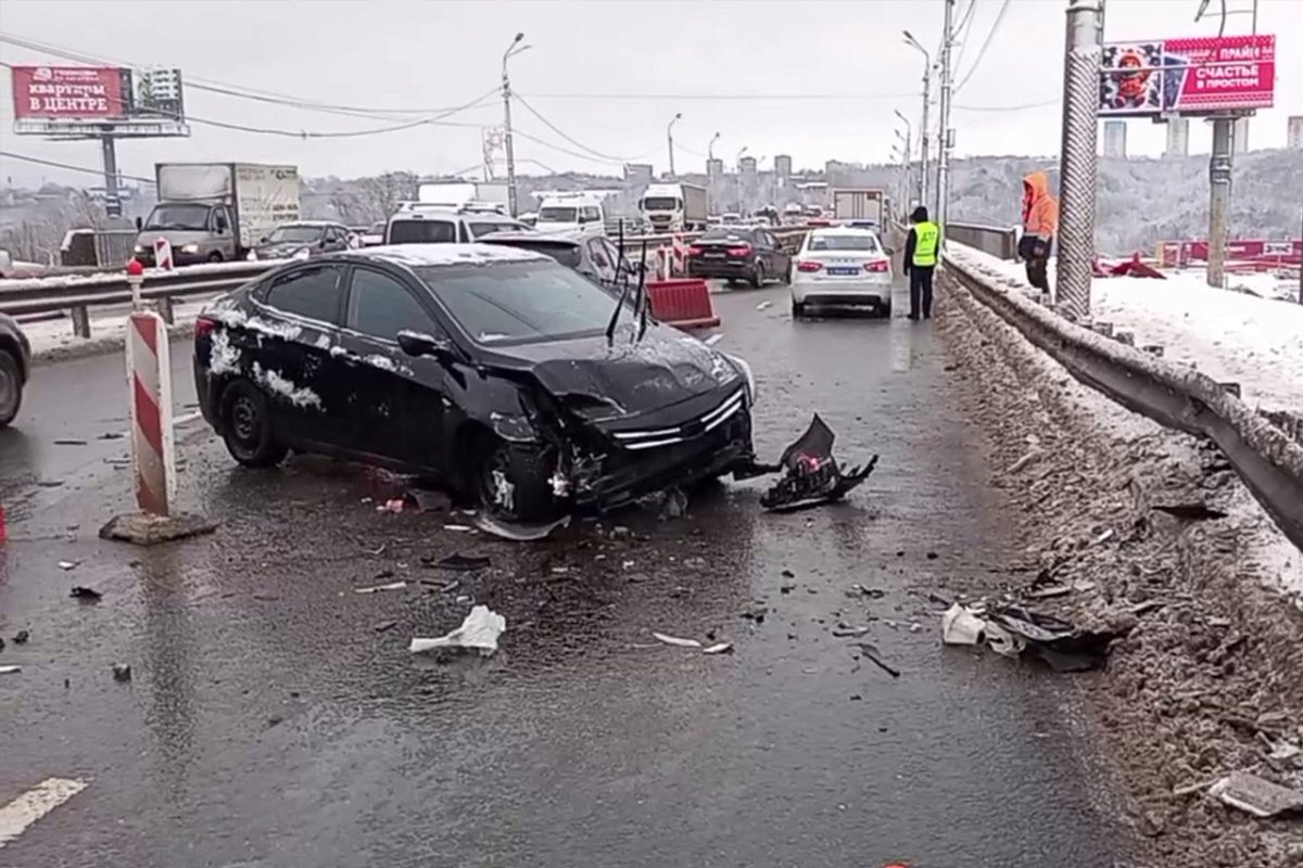 Две иномарки столкнулись на Мызинском мосту и вызвали пробки на Автозаводе