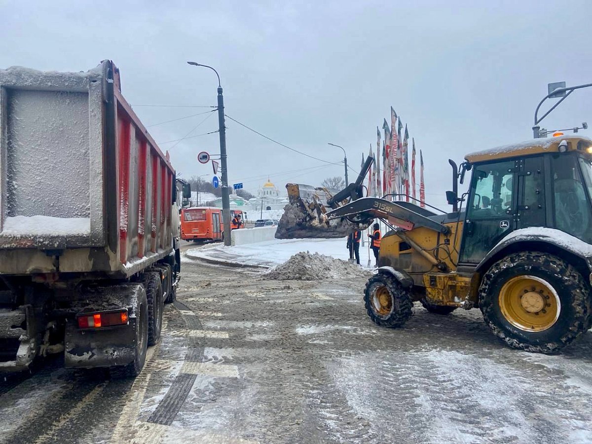 В Нижнем Новгороде дорожные службы перешли на усиленный режим из-за снегопада