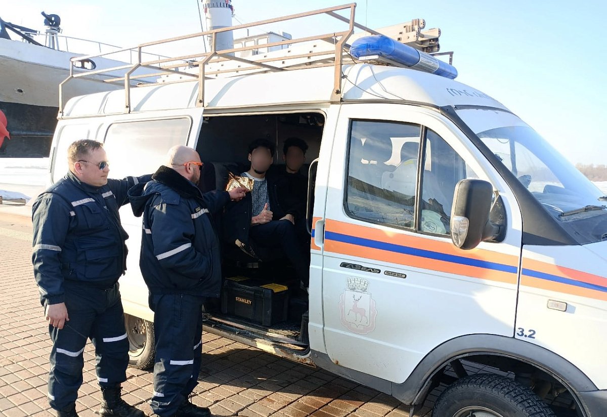 Три человека провалились под лед в районе Чкаловской лестницы