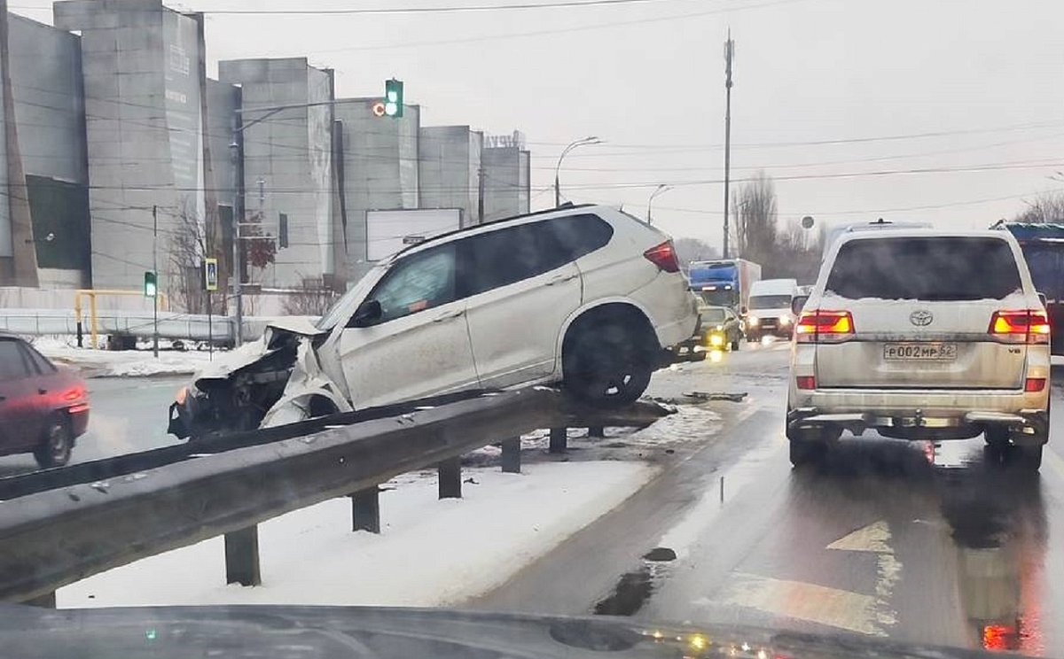 Пробка собралась из-за повисшей на отбойнике BMW у Мызинского моста