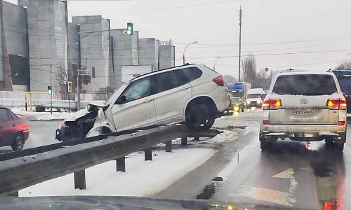 Пробка собралась из-за повисшей на отбойнике BMW у Мызинского моста