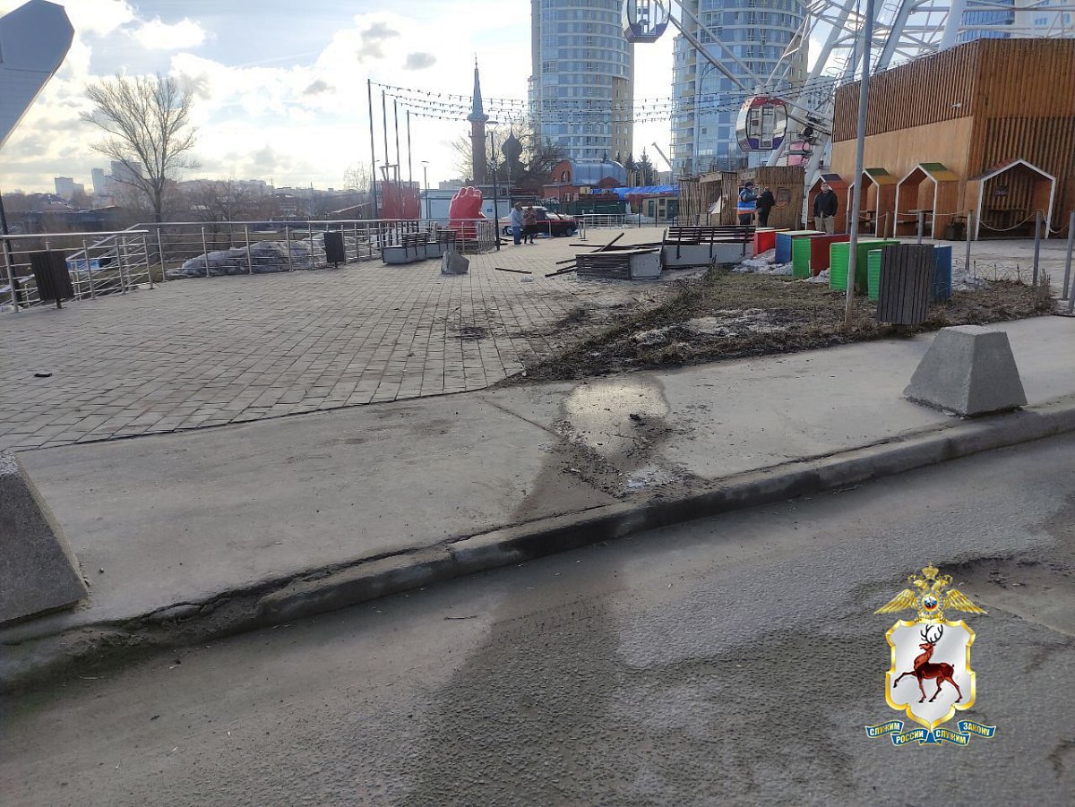 Водитель врезался в ограждение на Сенной площади и скрылся