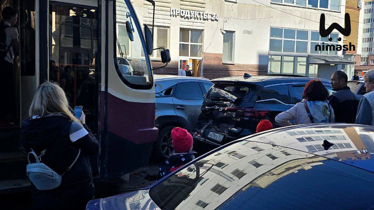 Трамвай протаранил несколько машин на Большой Печерской в Нижнем Новгороде
