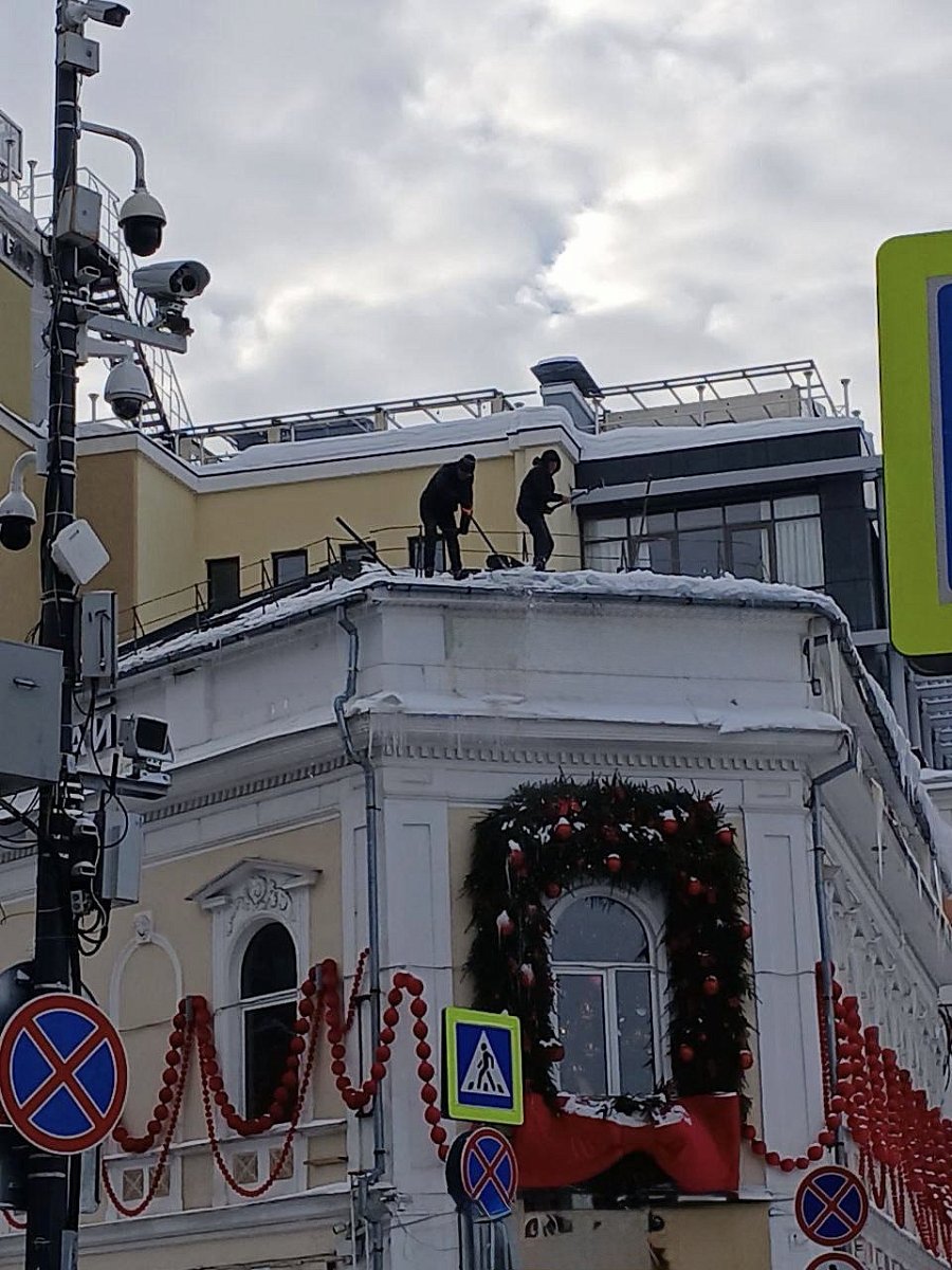 В центре Нижнего Новгорода рабочие рисковали жизнью ради очистки крыши от снега