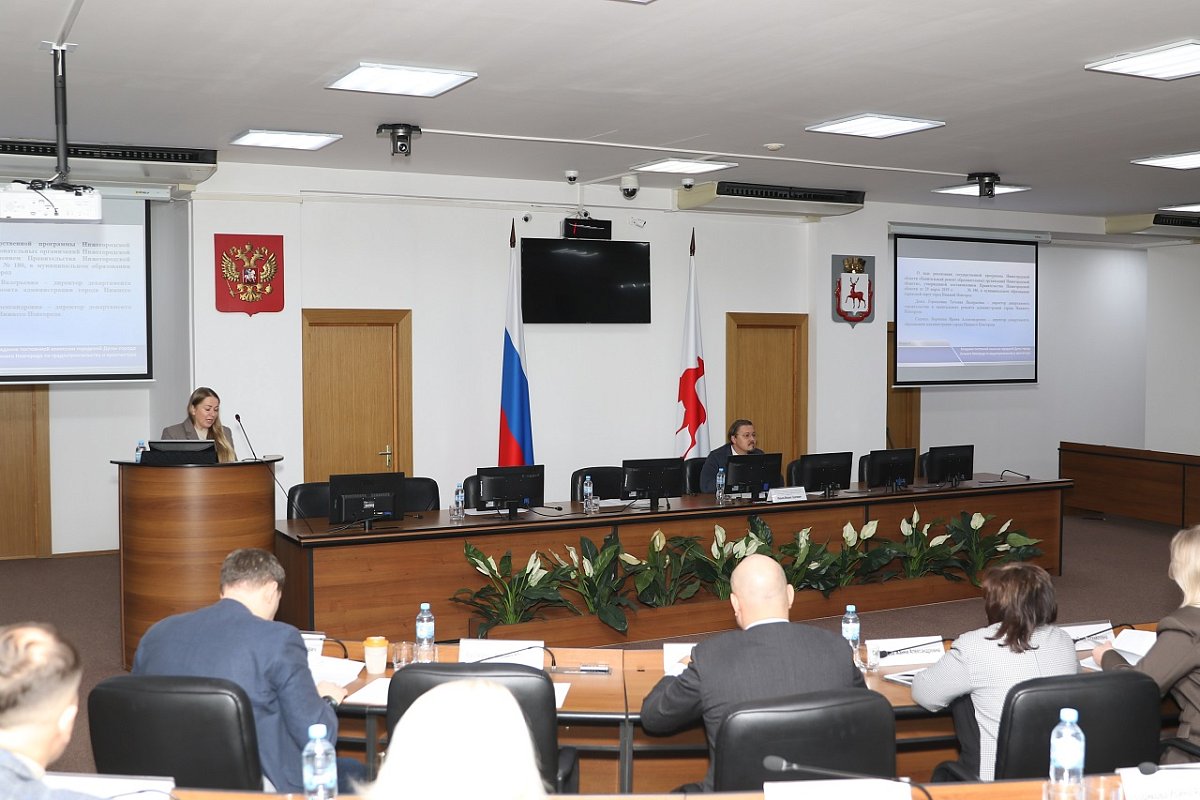 Комиссия нижегородской Гордумы обсудила капремонт школ и долги по рекламе