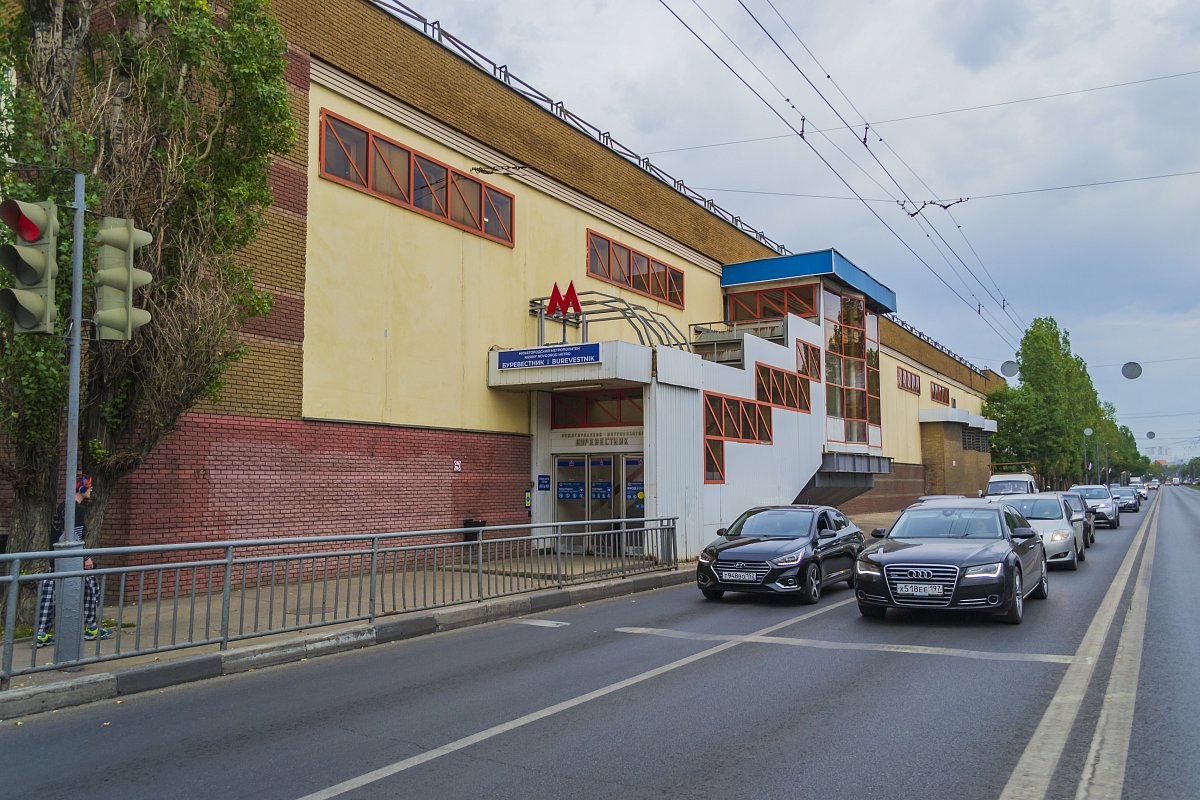 Движение транспорта у станции метро «Буревестник» ограничат на месяц